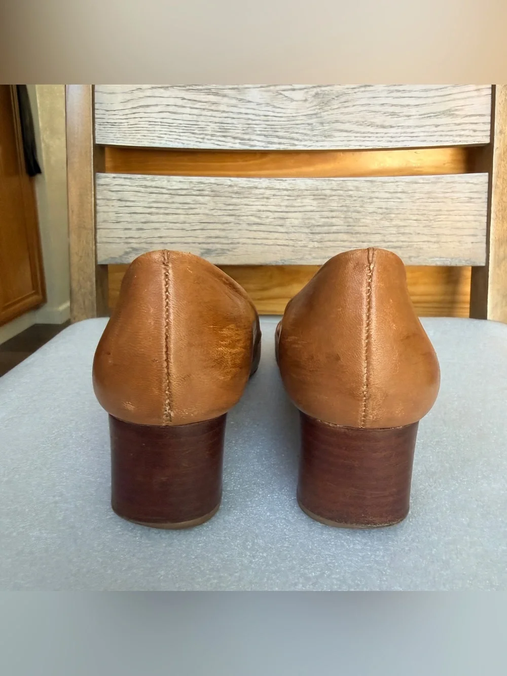 Tory Burch Cognac Leather Mid Block Heel Pumps with Logo Medallion sz 7